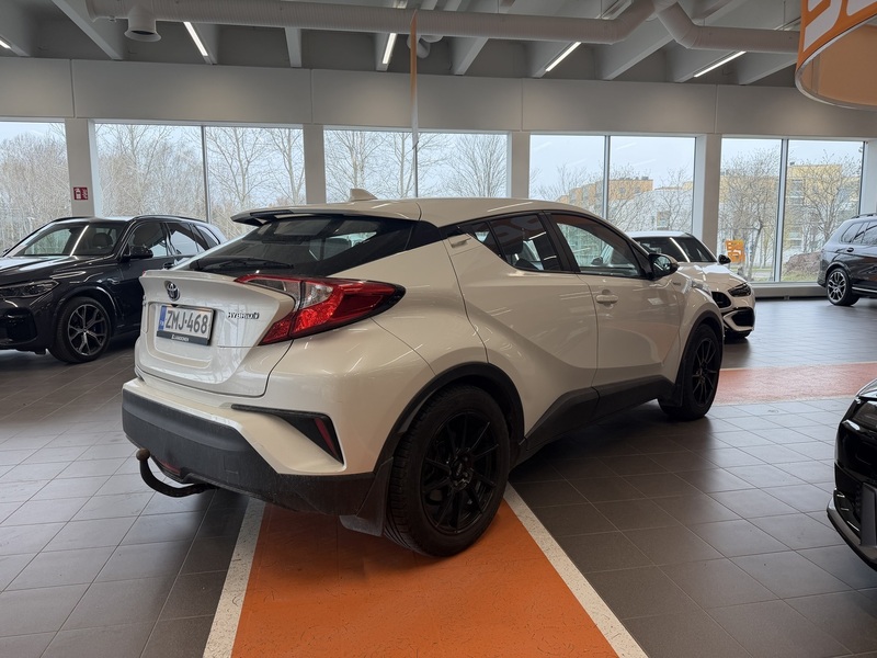 Toyota C-HR vaihtoauto