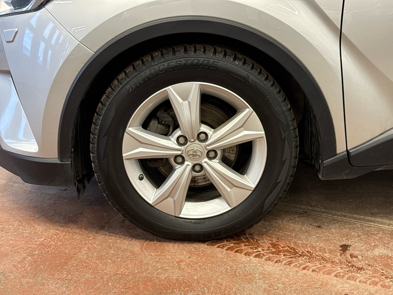 Toyota C-HR vaihtoauto