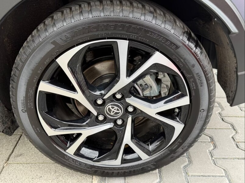 Toyota C-HR vaihtoauto