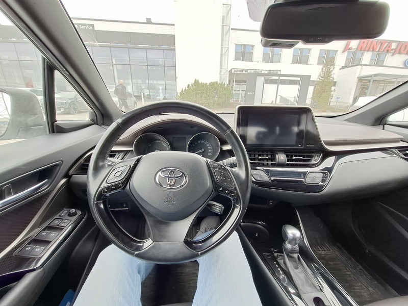 Toyota C-HR vaihtoauto