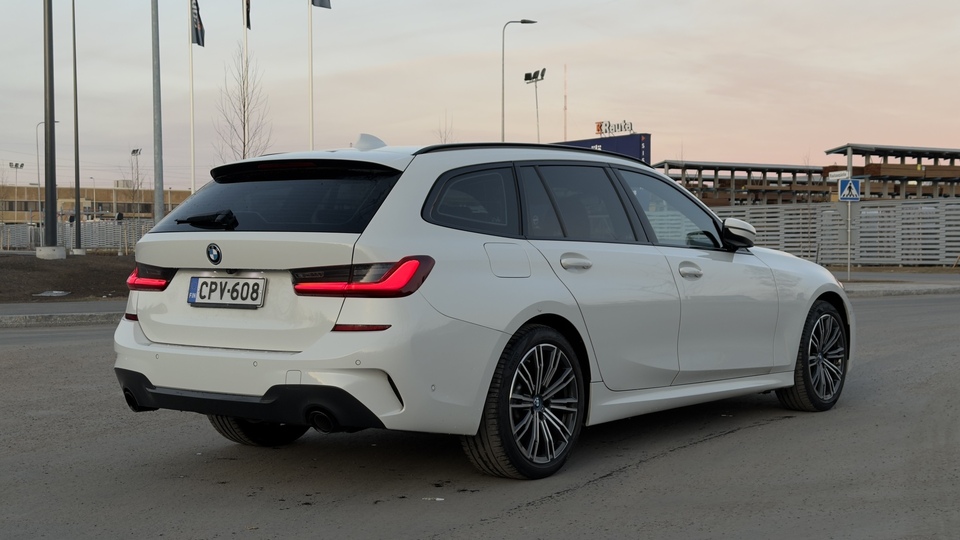 BMW 330 vaihtoauto