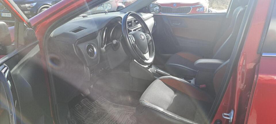 Toyota Auris vaihtoauto