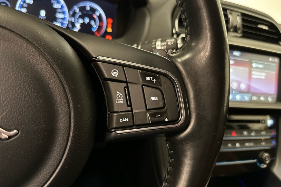 Jaguar F-PACE vaihtoauto