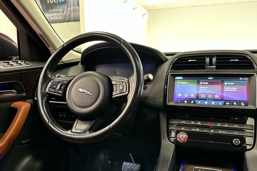 Jaguar F-PACE vaihtoauto