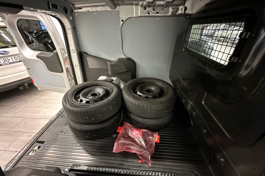 Ford Transit Courier vaihtoauto