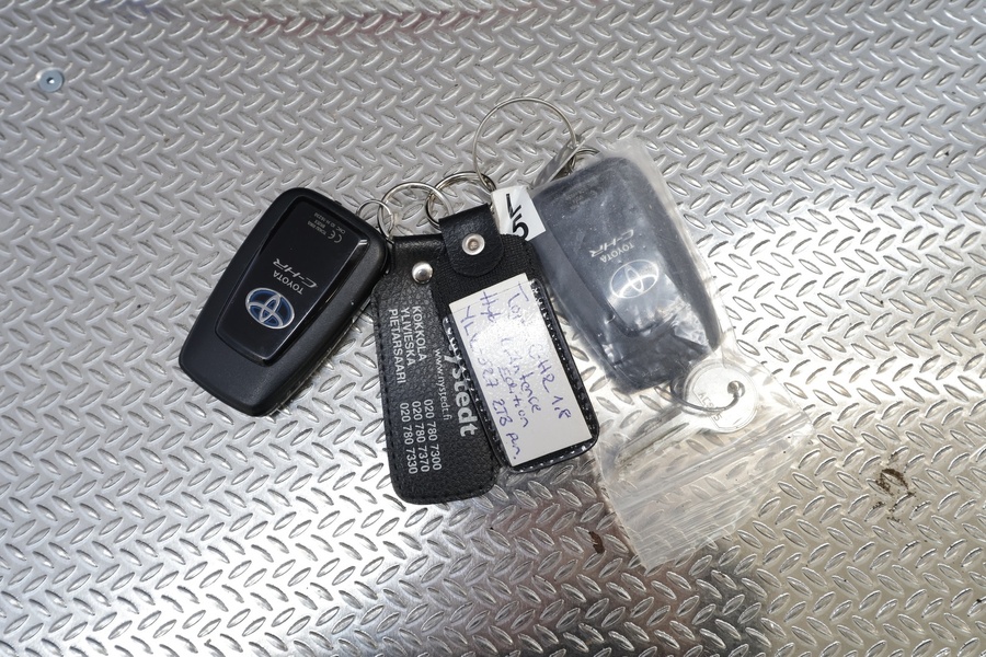 Toyota C-HR vaihtoauto