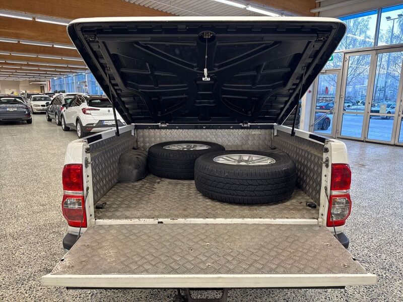 Toyota Hilux vaihtoauto