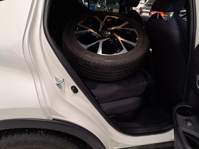 Toyota C-HR vaihtoauto