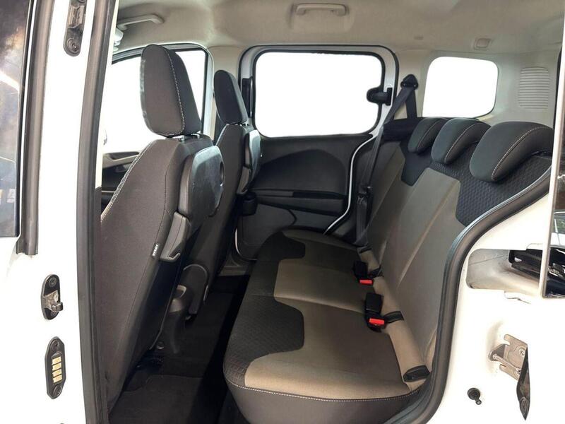 Ford Tourneo Courier vaihtoauto
