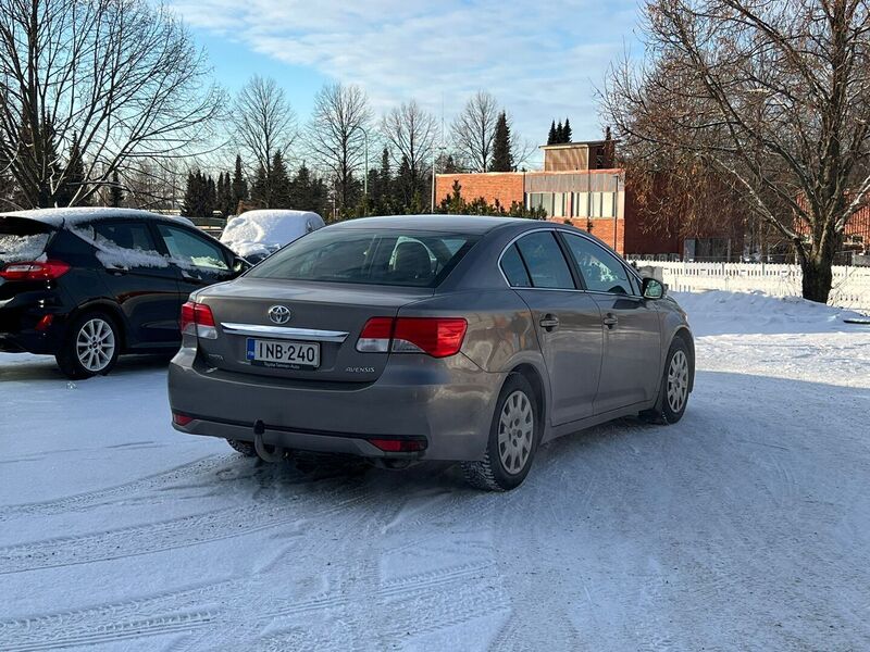 Toyota Avensis vaihtoauto