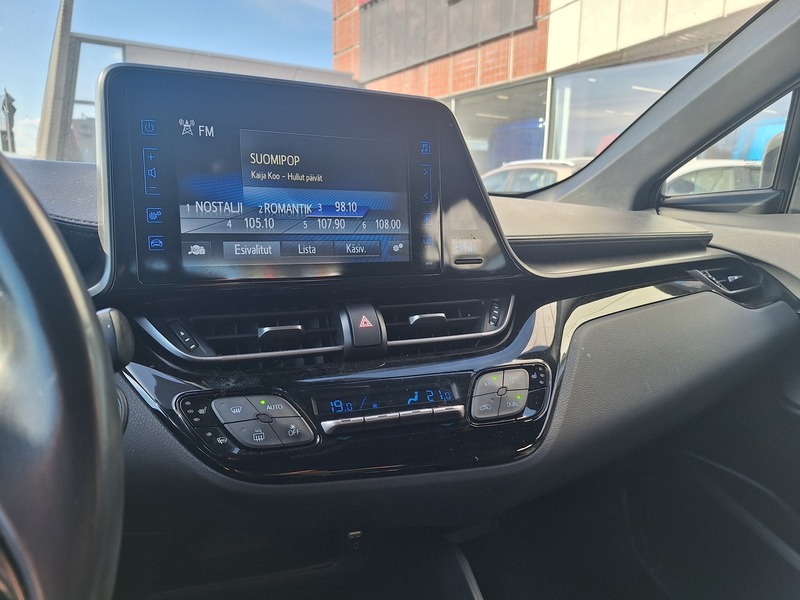 Toyota C-HR vaihtoauto