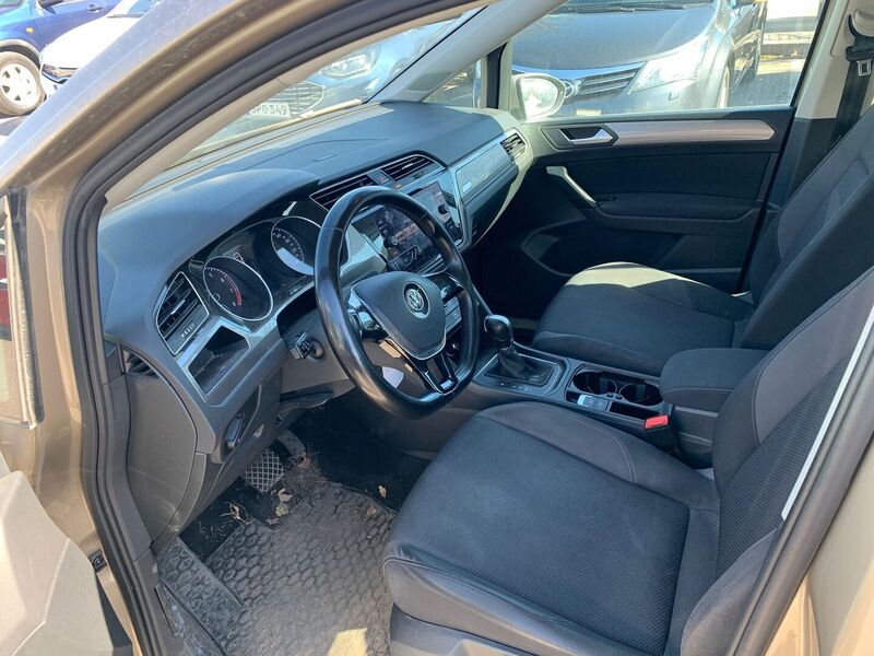 Volkswagen Touran vaihtoauto