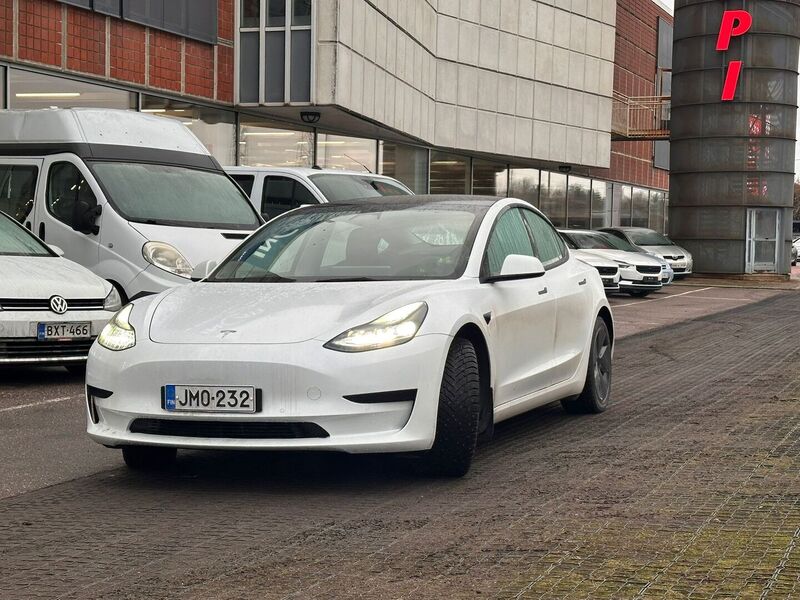 Tesla Model 3 vaihtoauto