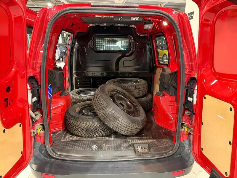 Ford Transit Courier vaihtoauto