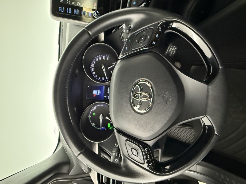 Toyota C-HR vaihtoauto