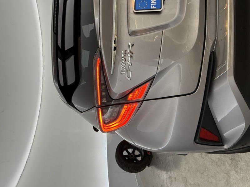 Toyota C-HR vaihtoauto