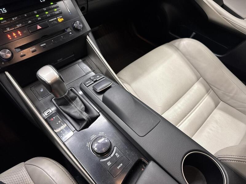 Lexus IS vaihtoauto