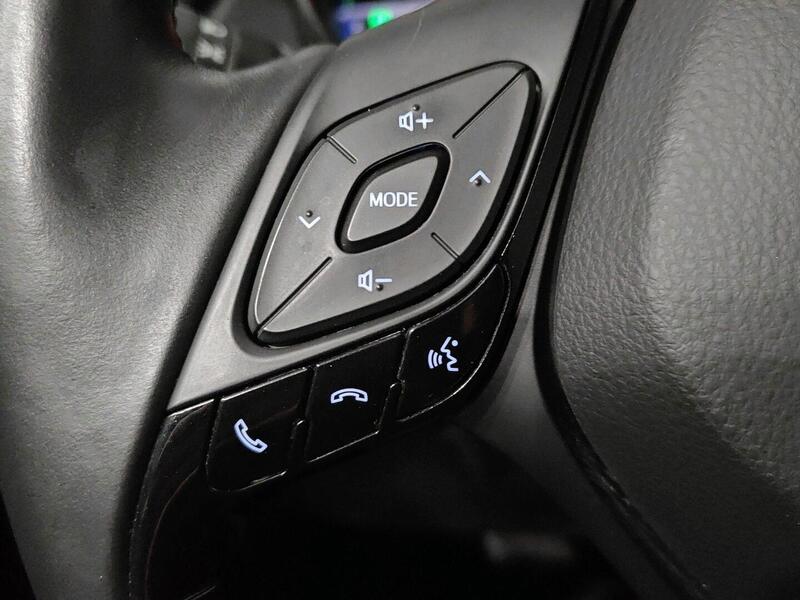 Toyota C-HR vaihtoauto