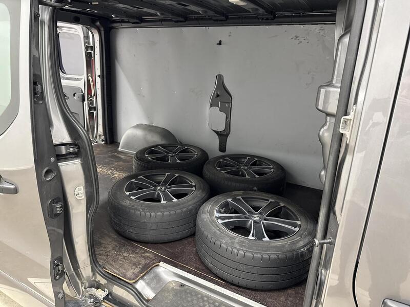 Opel Vivaro vaihtoauto