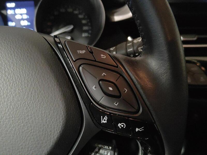 Toyota C-HR vaihtoauto