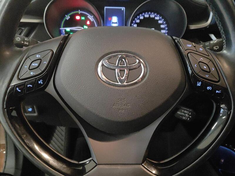 Toyota C-HR vaihtoauto