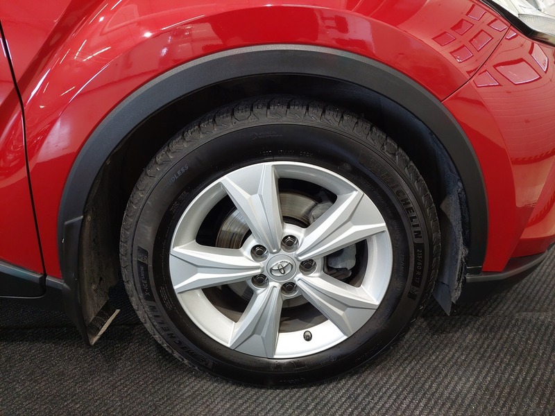 Toyota C-HR vaihtoauto