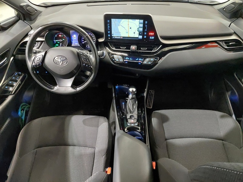 Toyota C-HR vaihtoauto