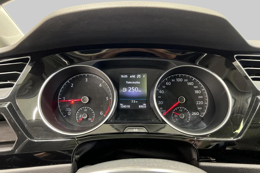 Volkswagen Touran vaihtoauto