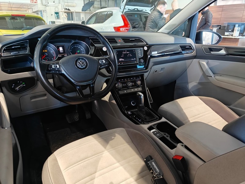 Volkswagen Touran vaihtoauto