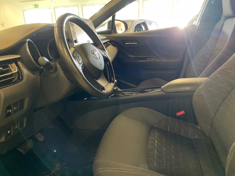 Toyota C-HR vaihtoauto