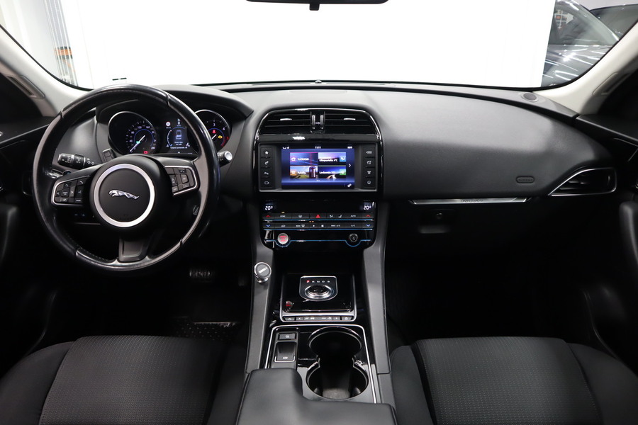 Jaguar F-PACE vaihtoauto