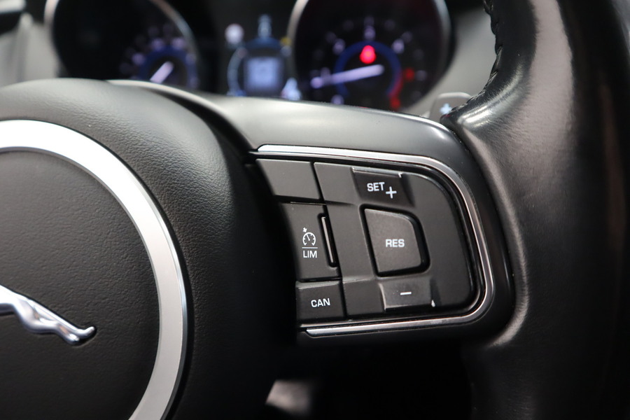 Jaguar F-PACE vaihtoauto