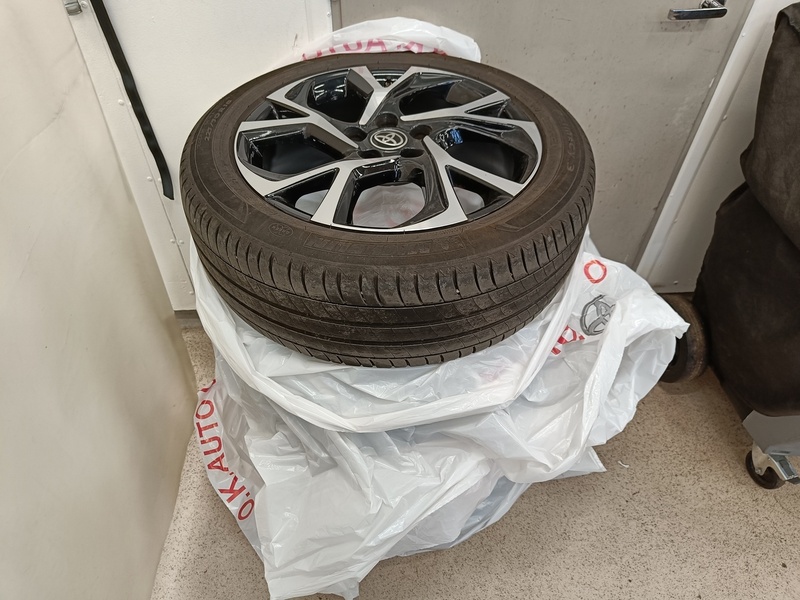 Toyota C-HR vaihtoauto