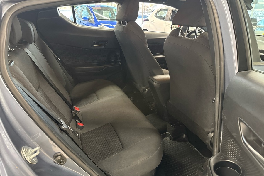 Toyota C-HR vaihtoauto