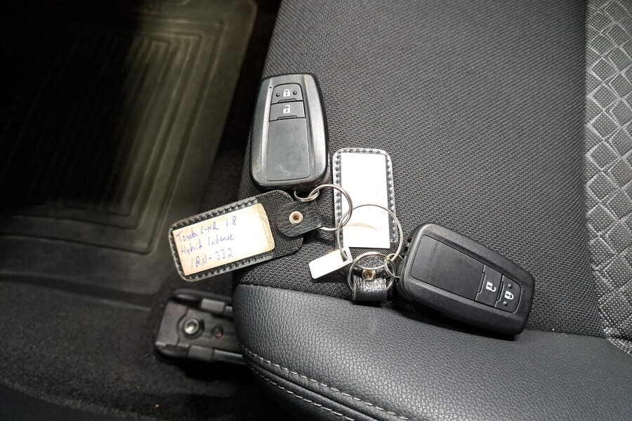 Toyota C-HR vaihtoauto