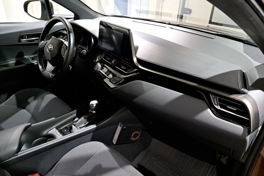 Toyota C-HR vaihtoauto