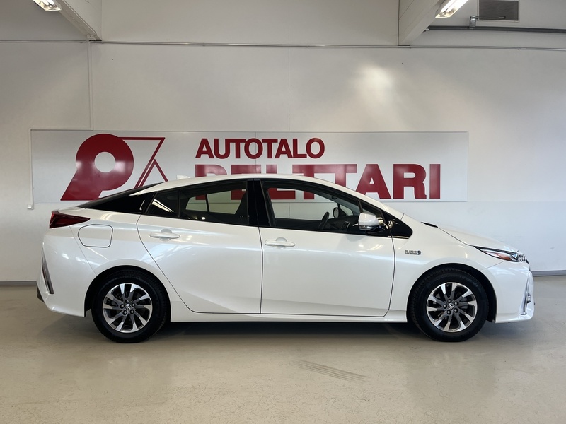 Toyota Prius PHEV vaihtoauto