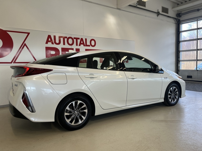 Toyota Prius PHEV vaihtoauto