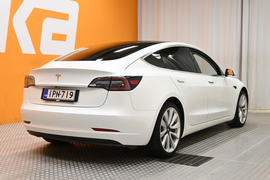 Tesla Model 3 vaihtoauto