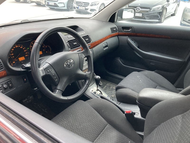 Toyota Avensis vaihtoauto