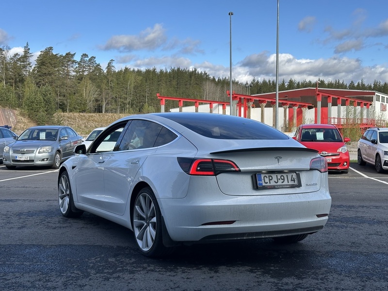 Tesla Model 3 vaihtoauto