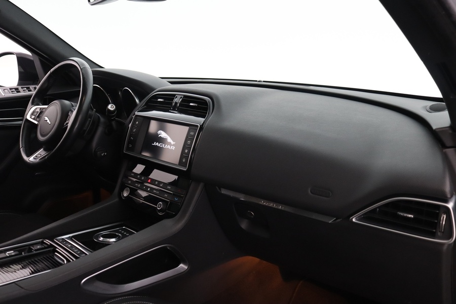 Jaguar F-PACE vaihtoauto