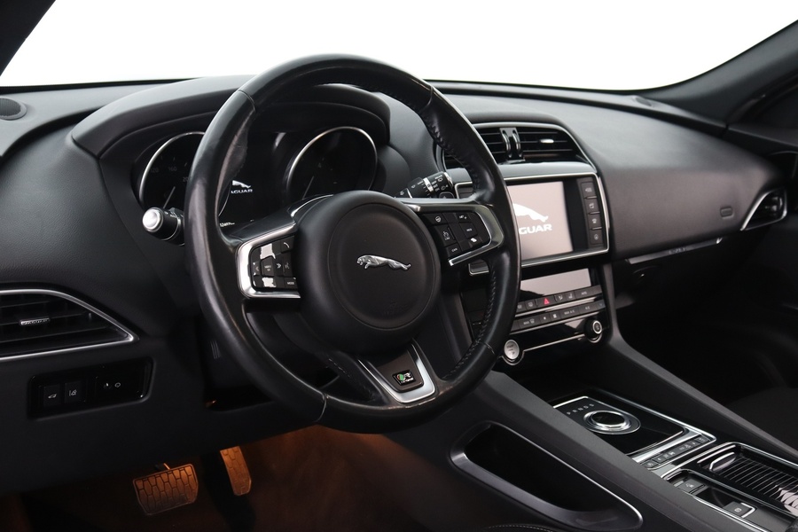 Jaguar F-PACE vaihtoauto