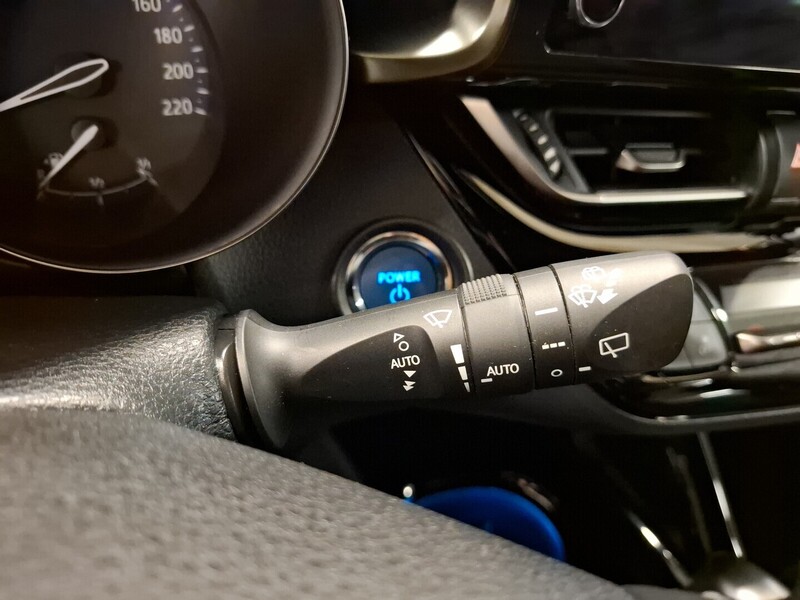 Toyota C-HR vaihtoauto