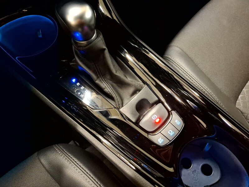 Toyota C-HR vaihtoauto