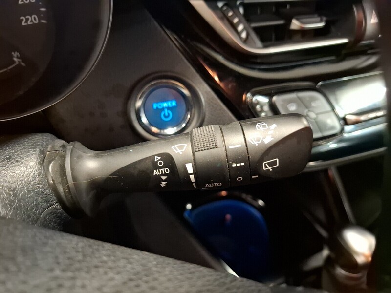 Toyota C-HR vaihtoauto