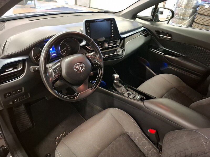 Toyota C-HR vaihtoauto