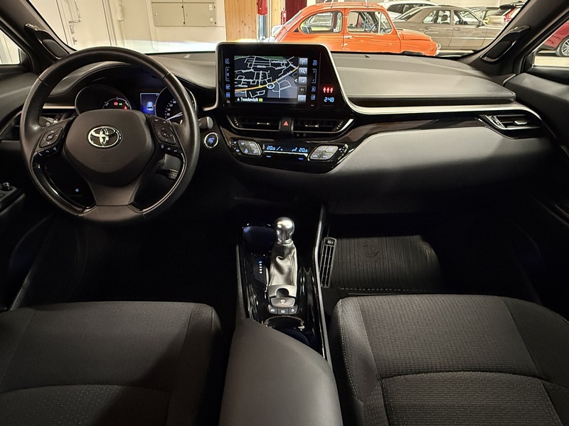 Toyota C-HR vaihtoauto