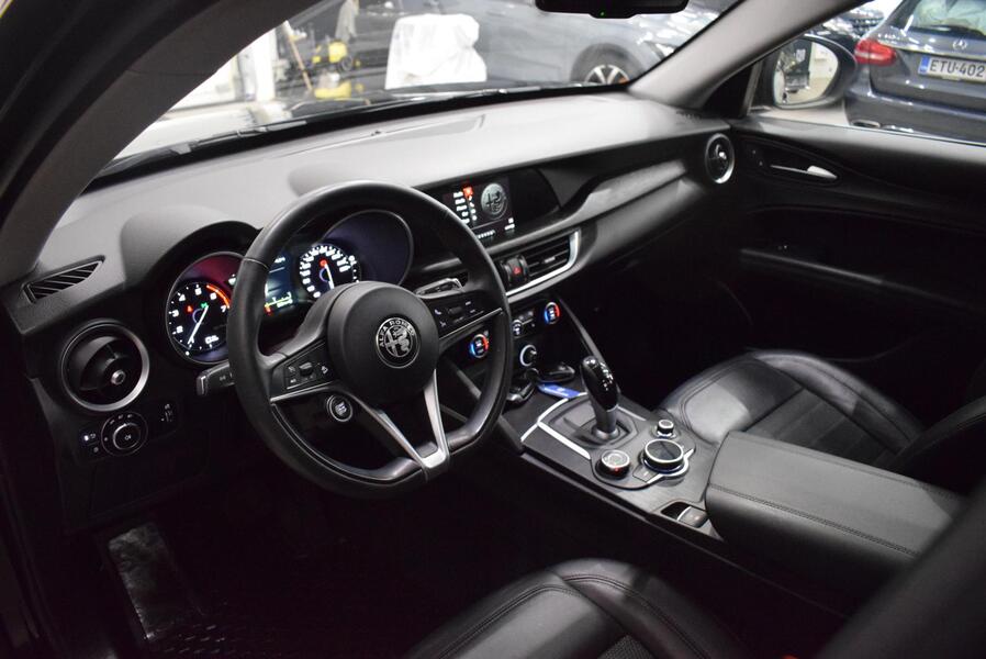 Alfa Romeo Stelvio vaihtoauto