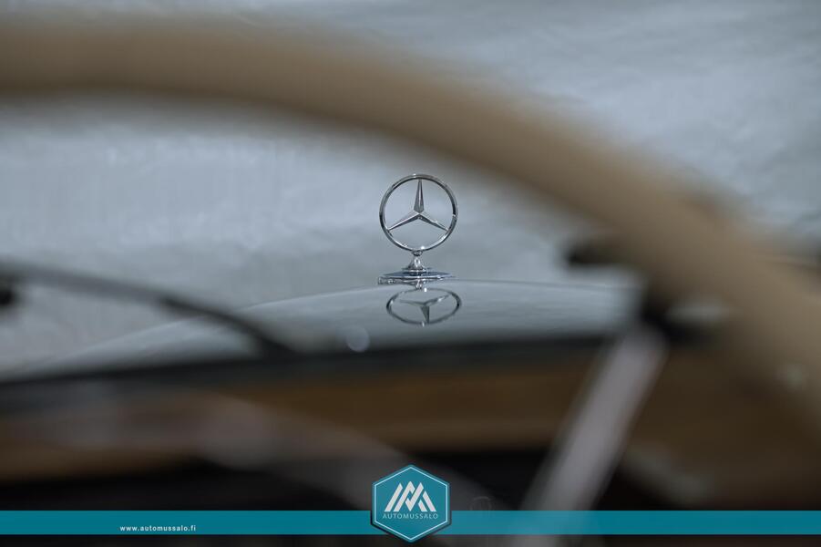 Mercedes-Benz 220 vaihtoauto